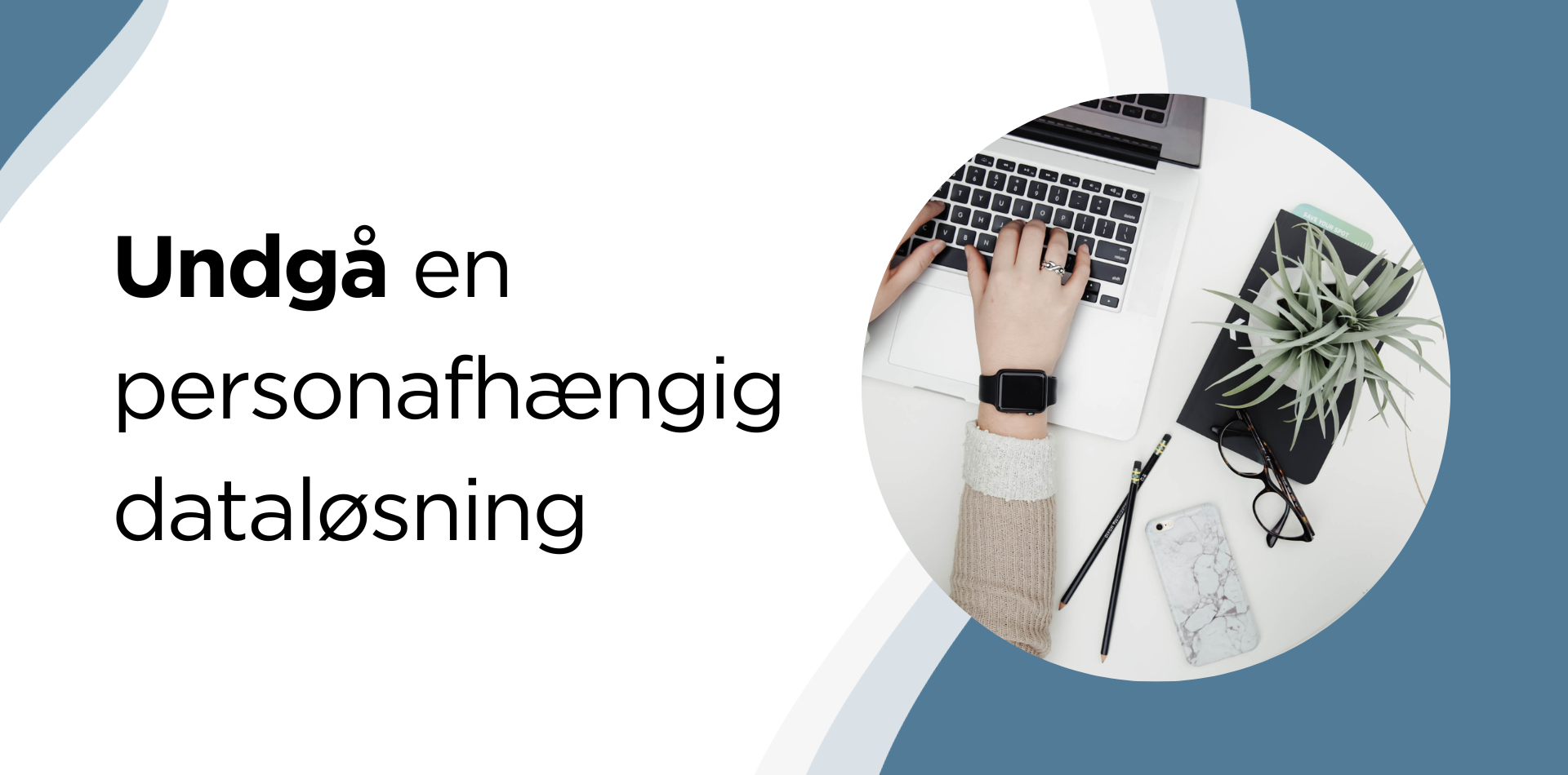 En person skriver på en bærbar computer.