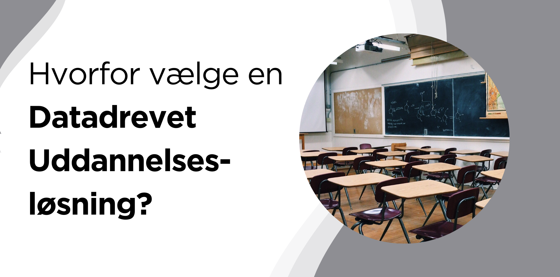 Et tomt klasseværelse med borde og stole i en cirkel
