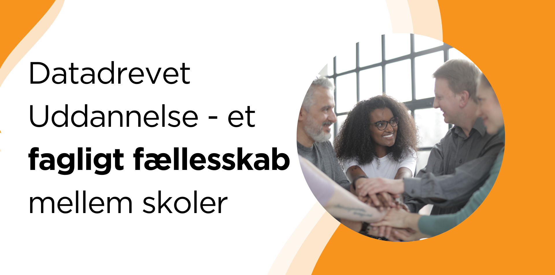 En gruppe mennesker sidder omkring et bord og taler med hinanden.