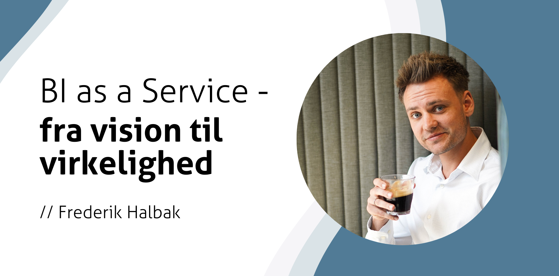 En business intelligence konsulent med en kop kaffe i hånden og ordene:
