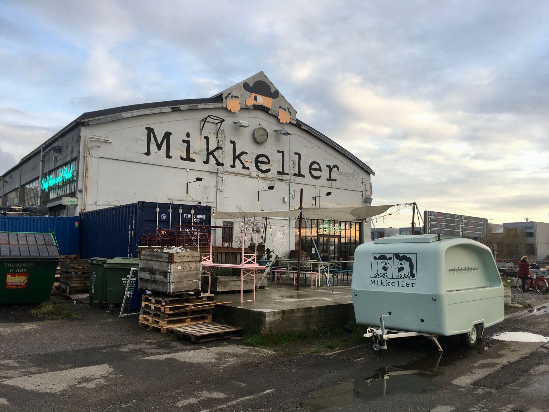 En hvid bygning med ordet mikkeller på