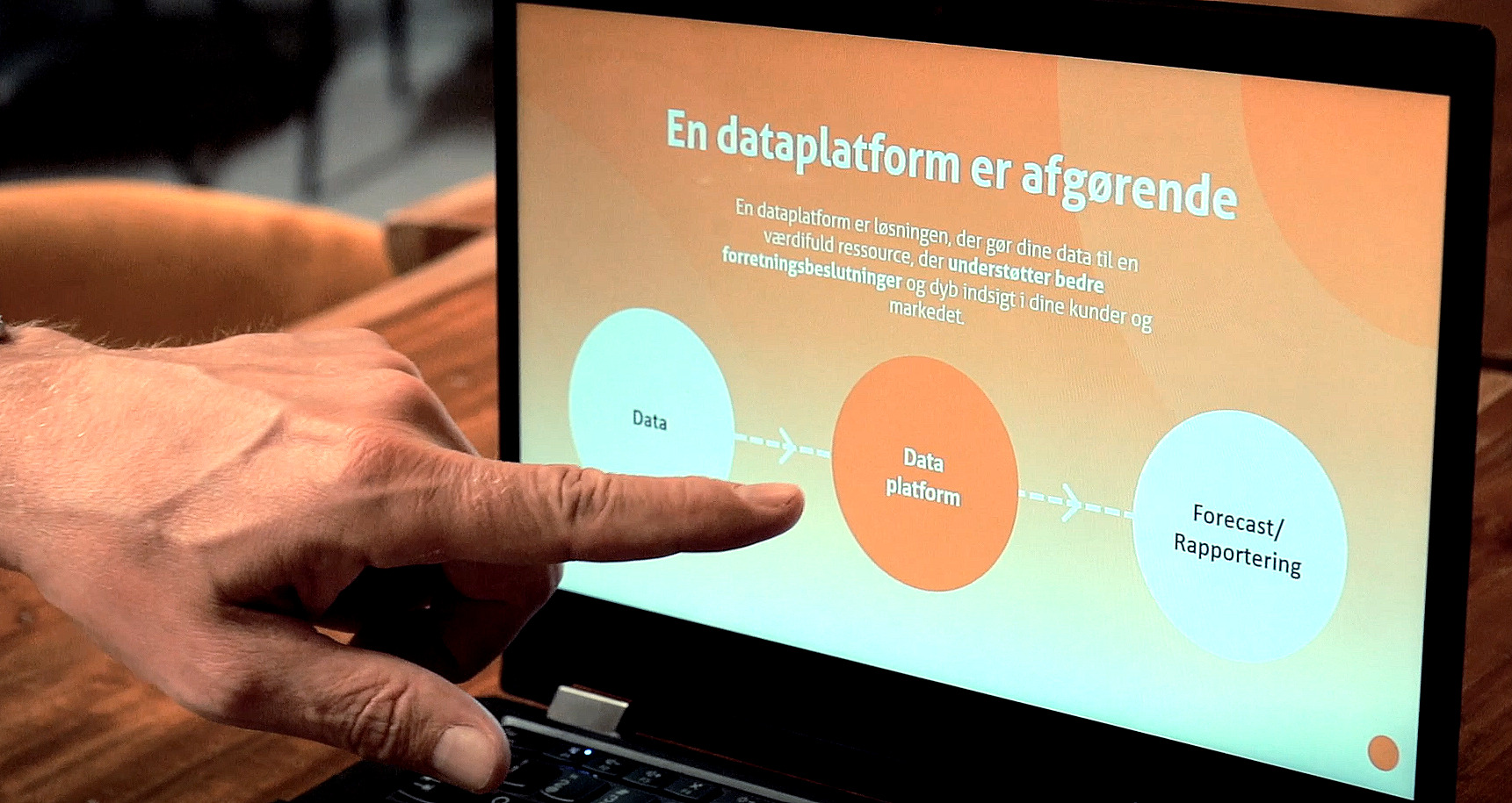 En hylde fyldt med flasker og dåser med øl