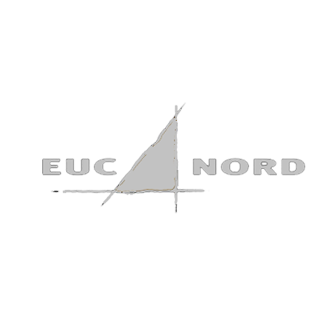 Et sort/hvidt logo til euc nord med et sejl på hvid baggrund.