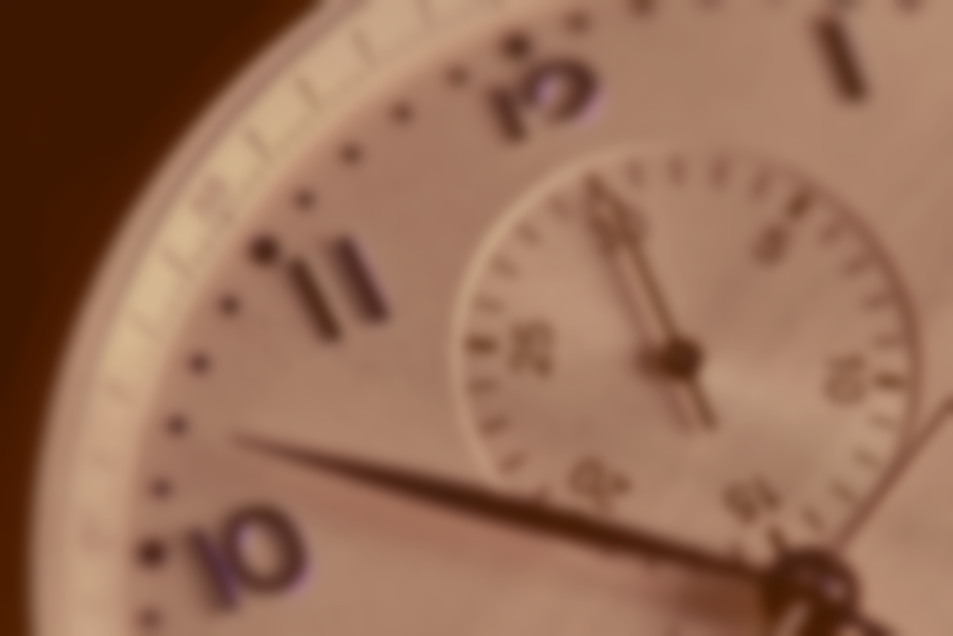 Et nærbillede af ansigtet af et ur, der viser klokken 10:10