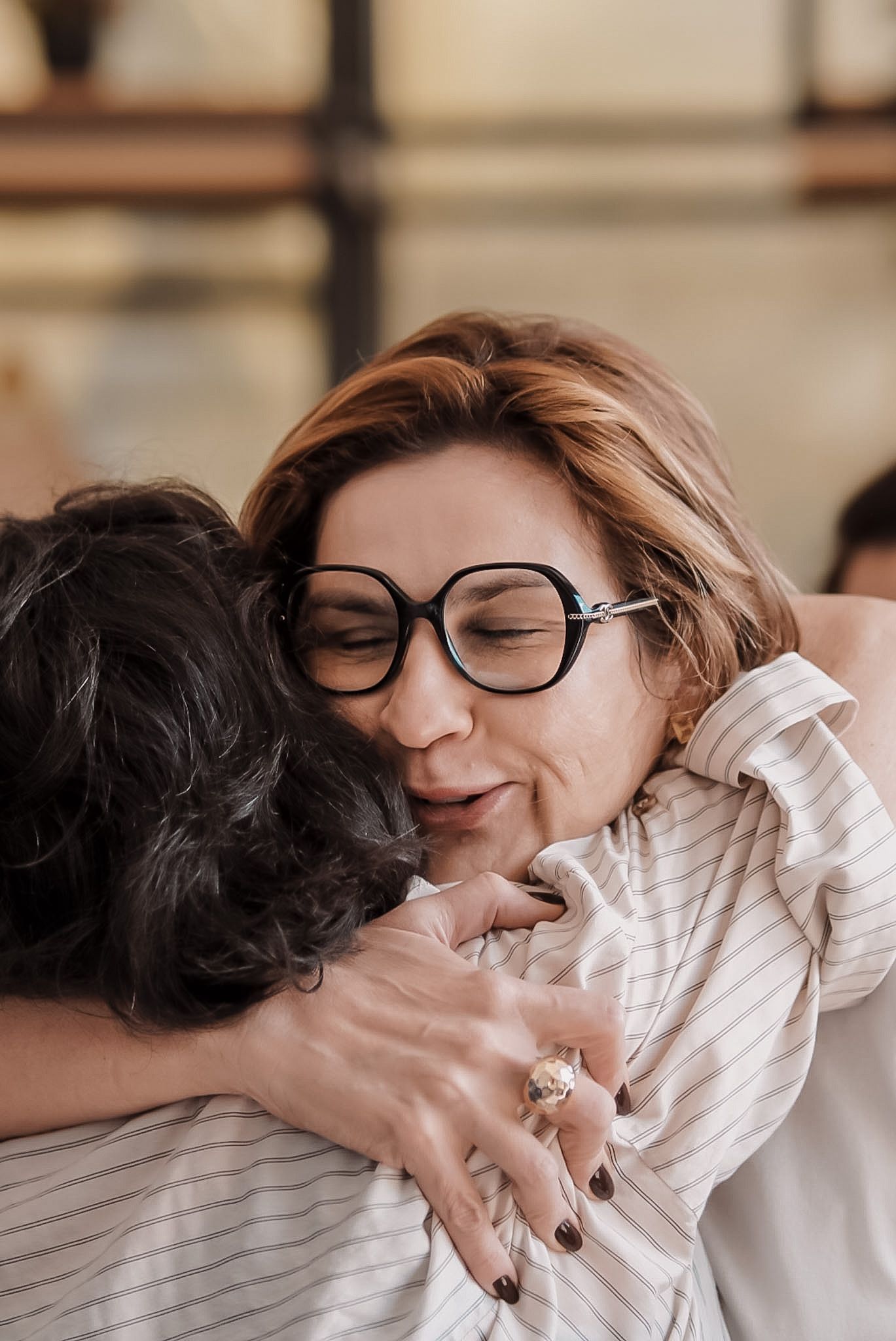 Duas pessoas se abraçam em um momento de acolhimento na igreja