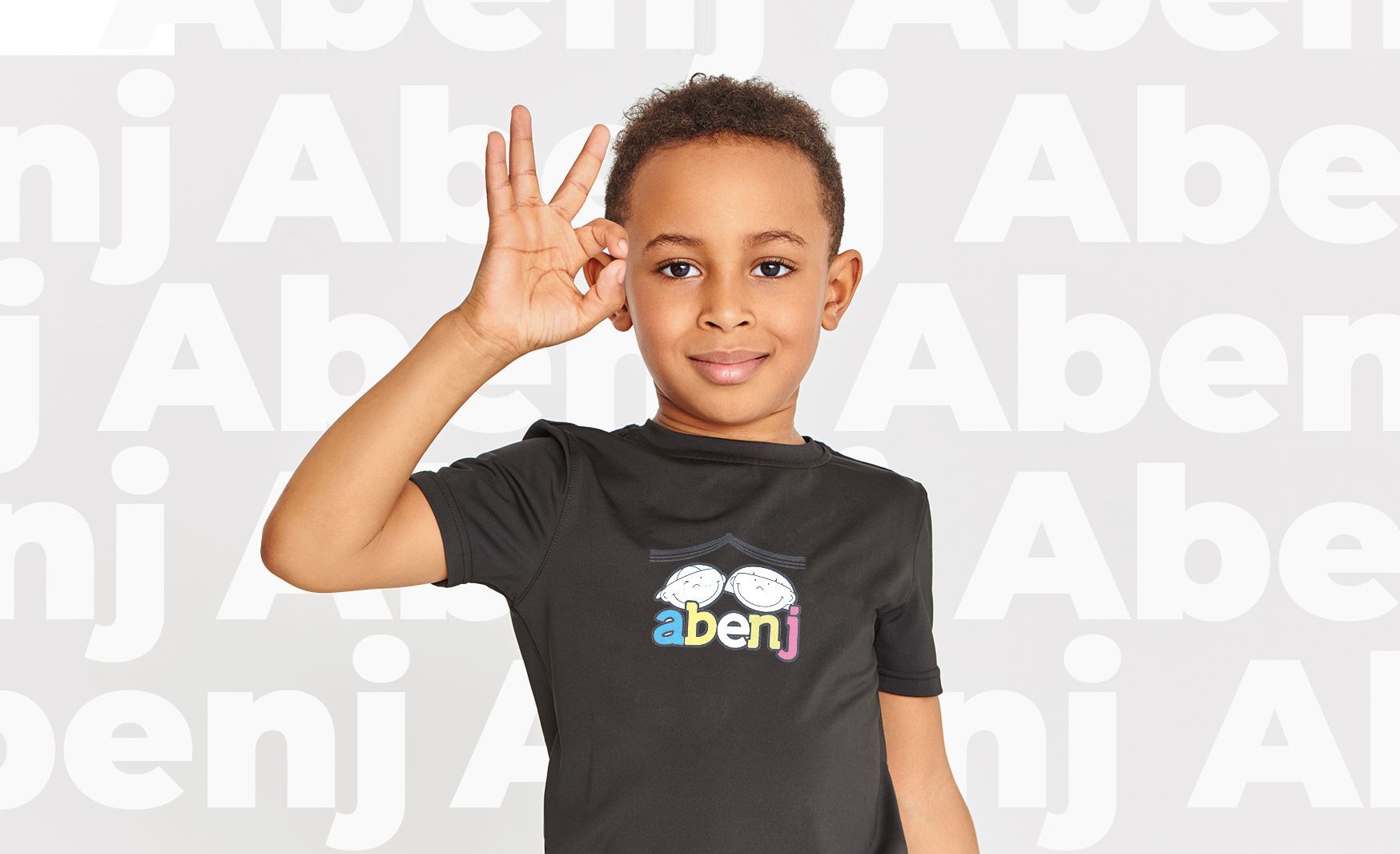 Criança com camiseta da ABENJ, fotografia institucional do projeto