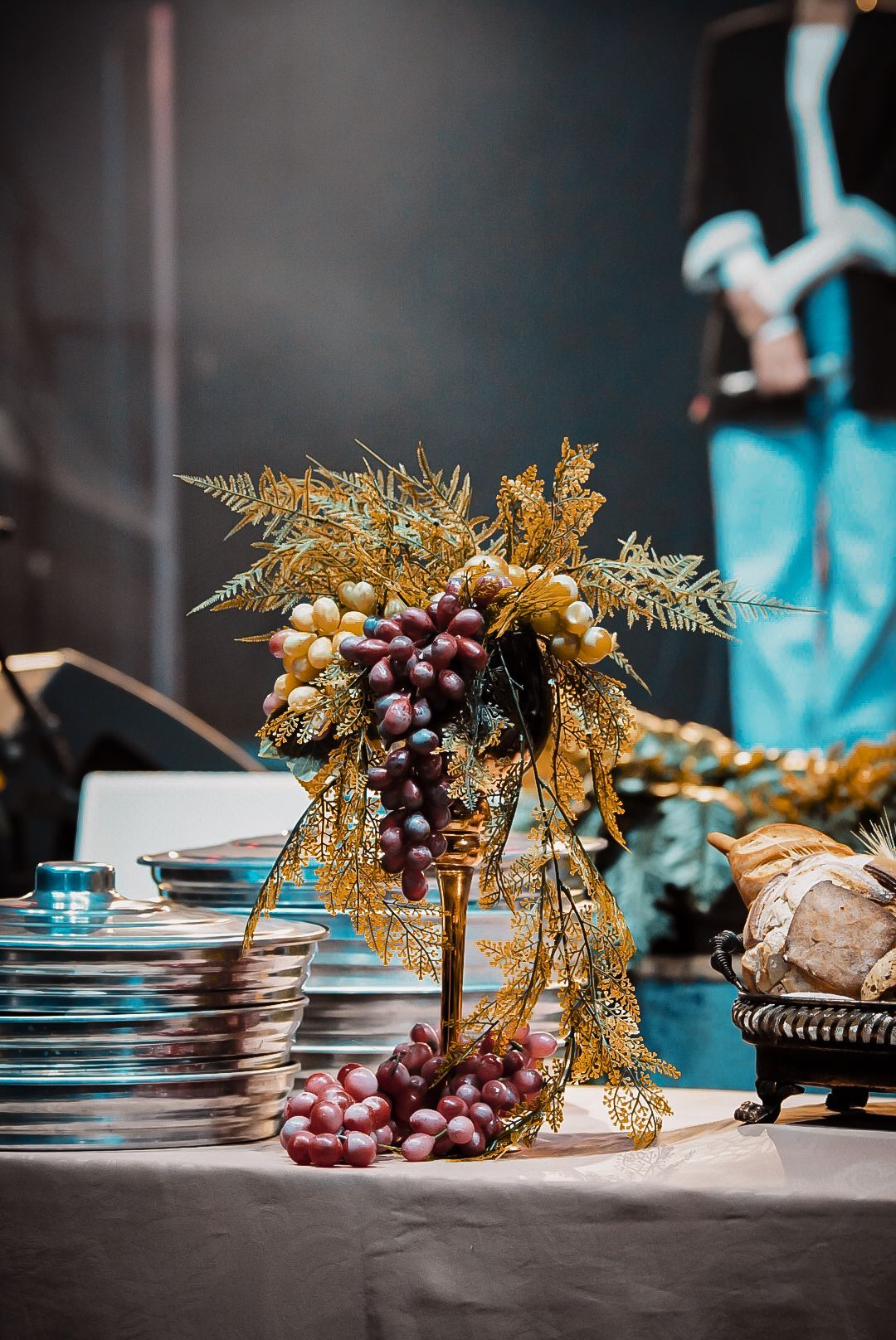 Mesa da Ceia preparada com pães e uvas