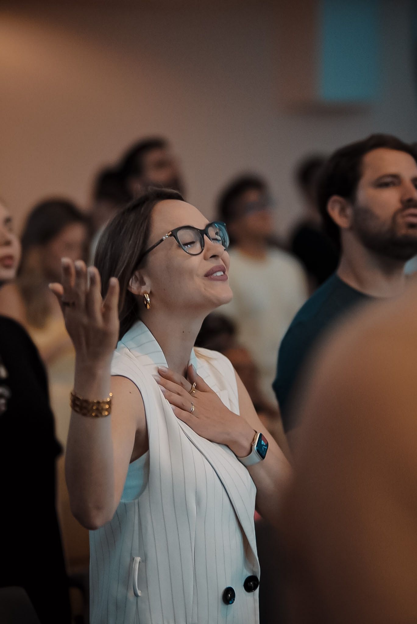 Participante em adoração durante o culto na IPNOVA