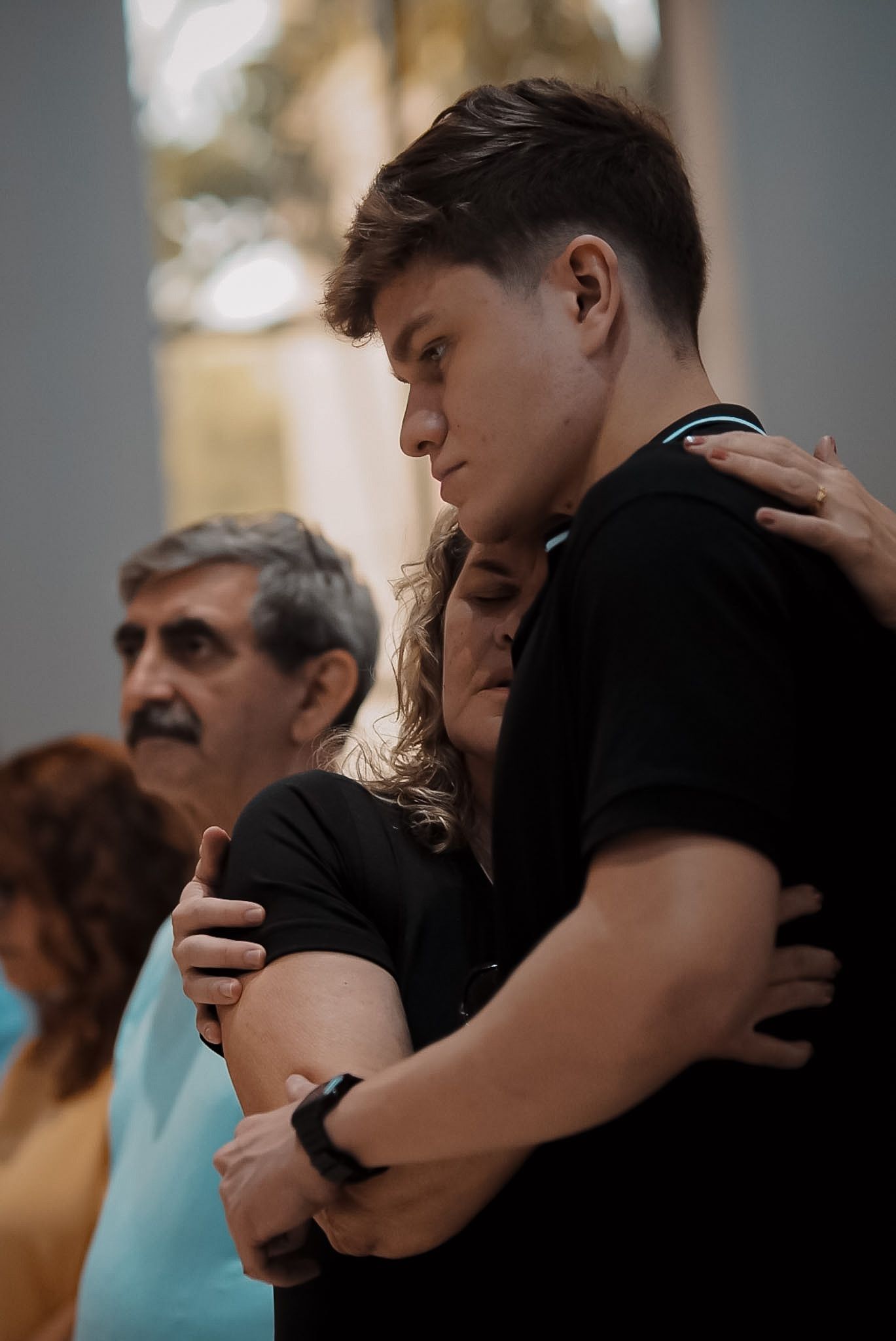 Participantes abraçados durante o culto na IPNOVA