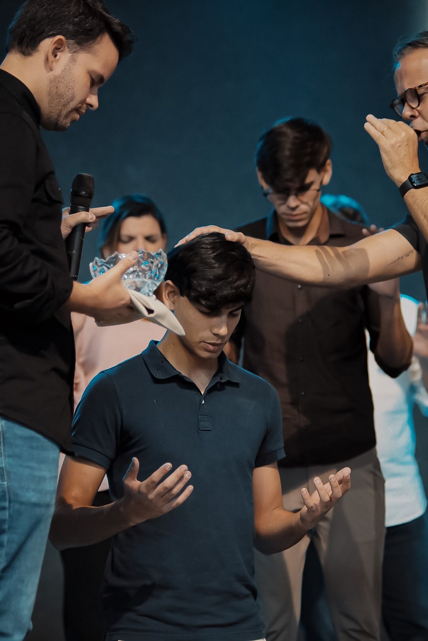 Participantes oram juntos durante o culto de 11 de outubro na IPNOVA