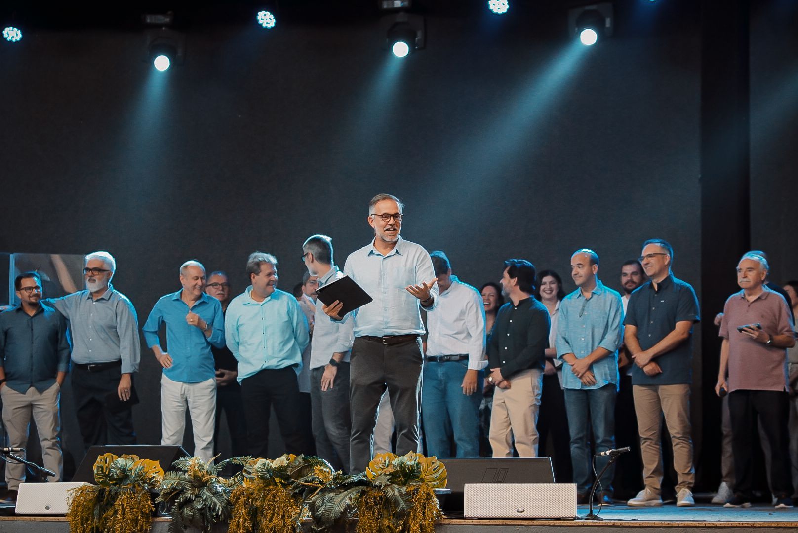 Comunidade reunida no palco no culto de 25 de outubro na IPNOVA