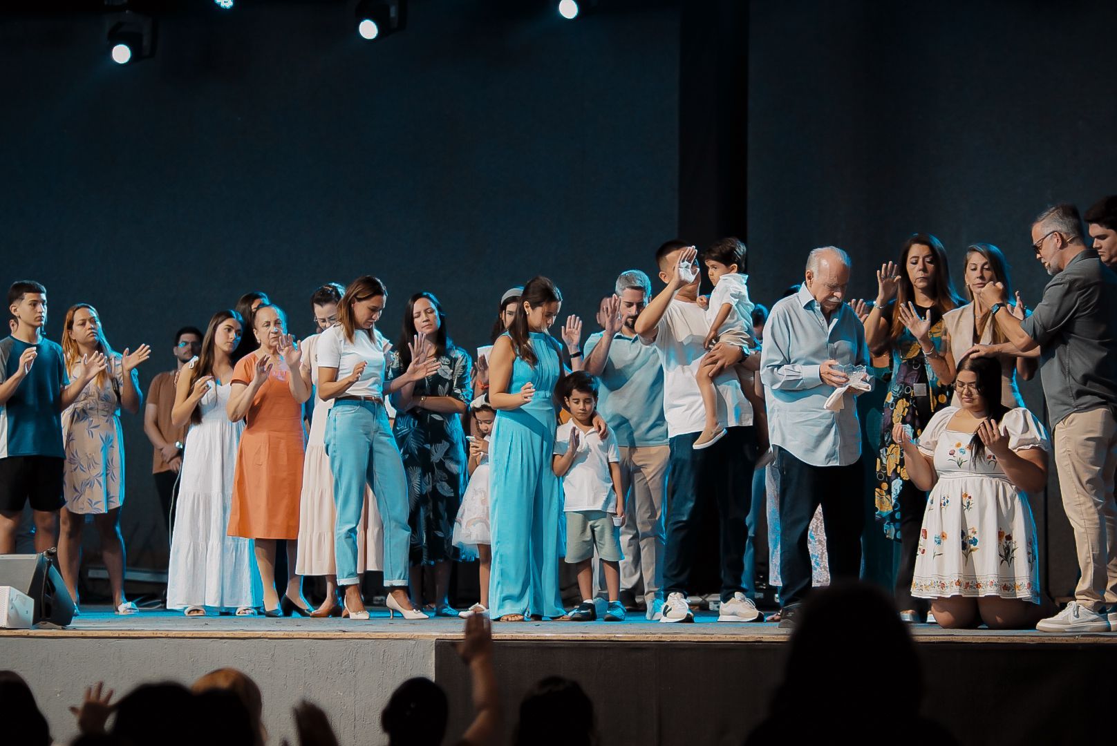 Comunidade reunida no palco durante o culto na IPNOVA