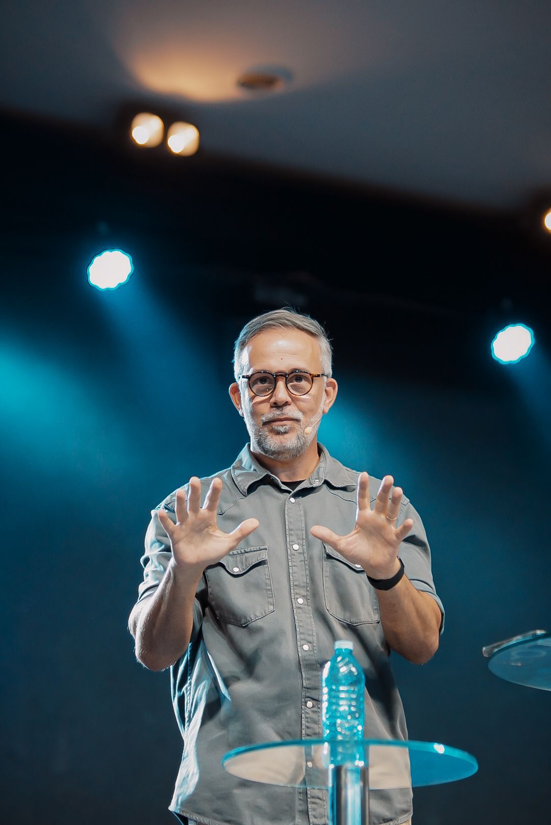 Pr. Mario Levy prega no culto da IPNOVA