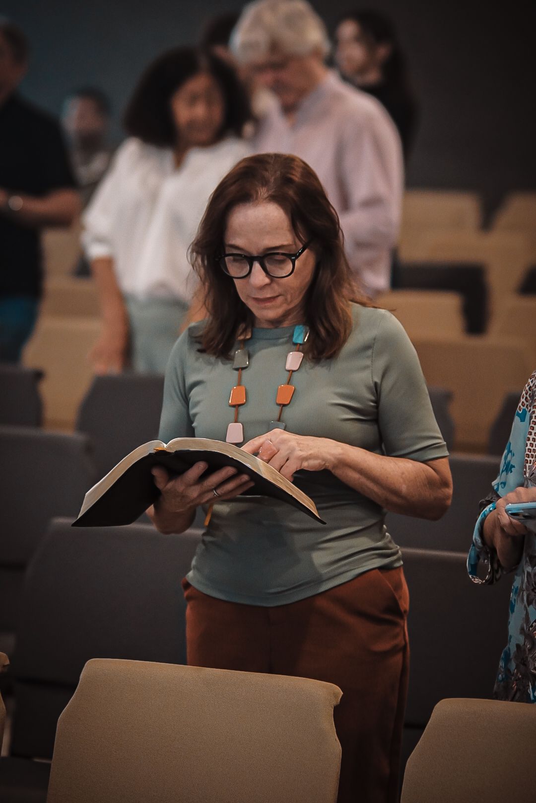 Uma participante acompanha a leitura da Bíblia durante o culto