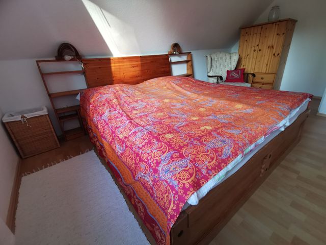 Blick vom Fenster auf Doppelbett