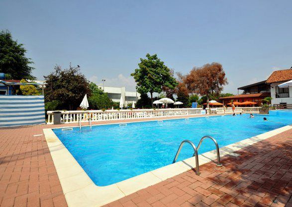 Ristorante con piscina 3