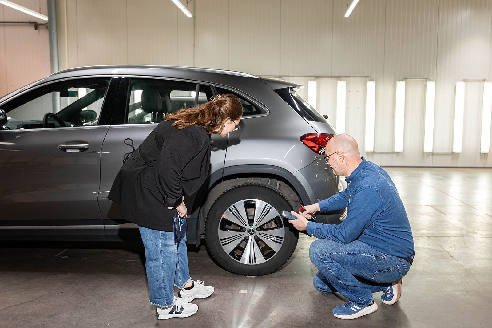 Expert de dommages de DriveX faites un expertise avec une cliente. 