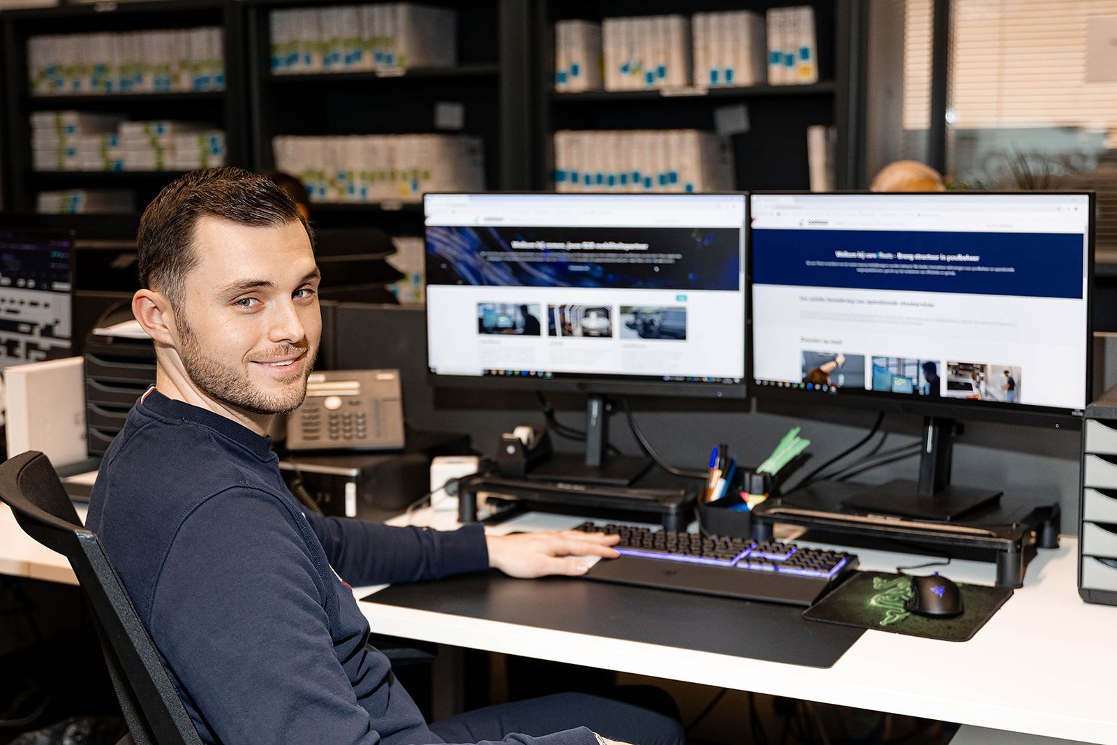 Customer care agent de Care4fleets et son pc au travail.