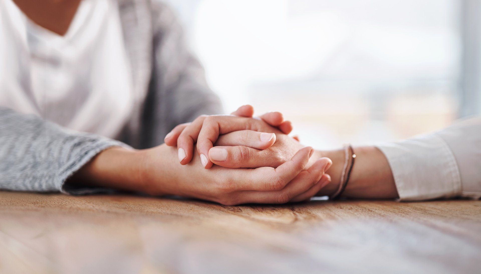 Due persone che si tengono la mano