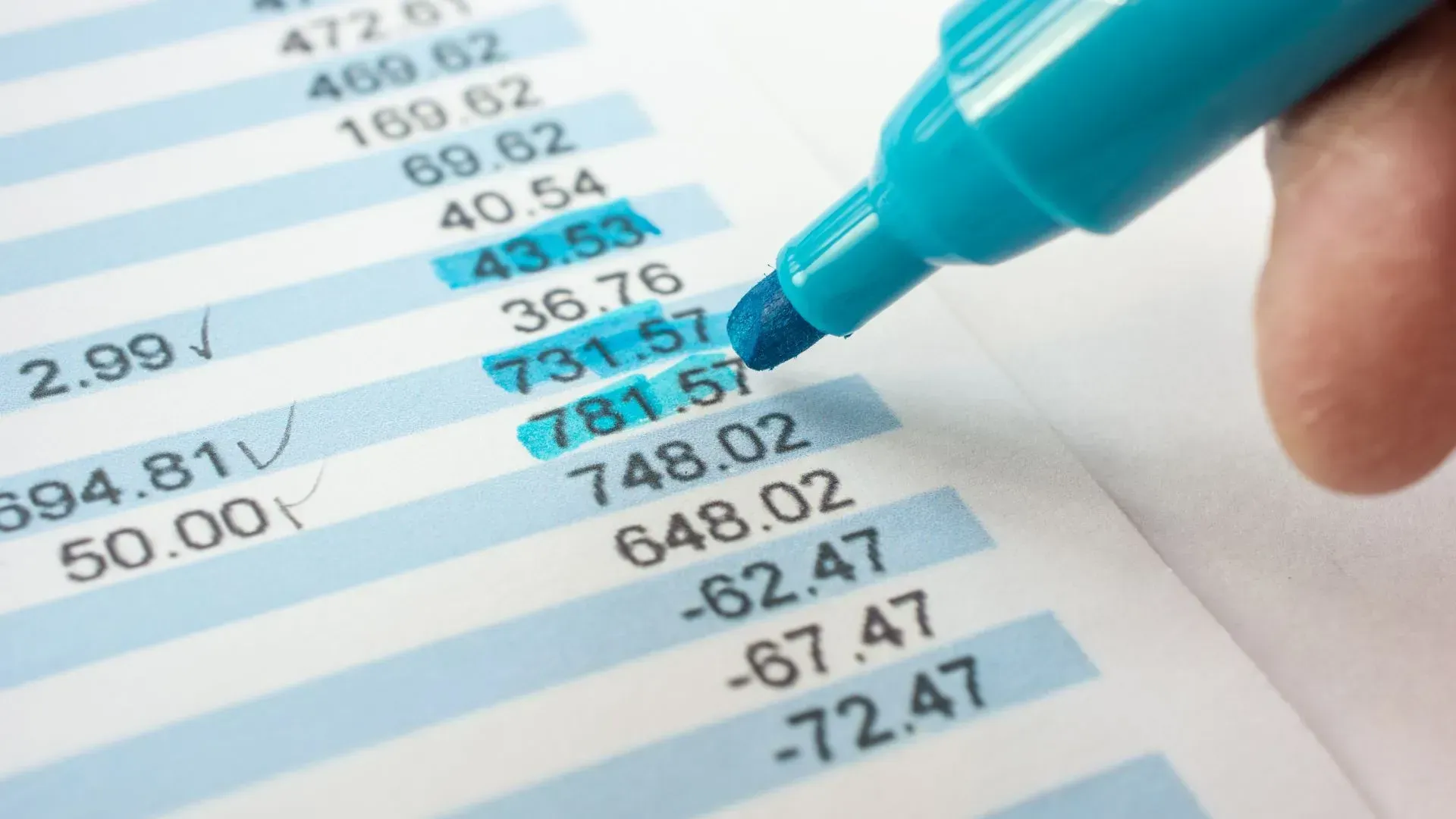 Aposentado analisa benefício do INSS com possível desconto indevido