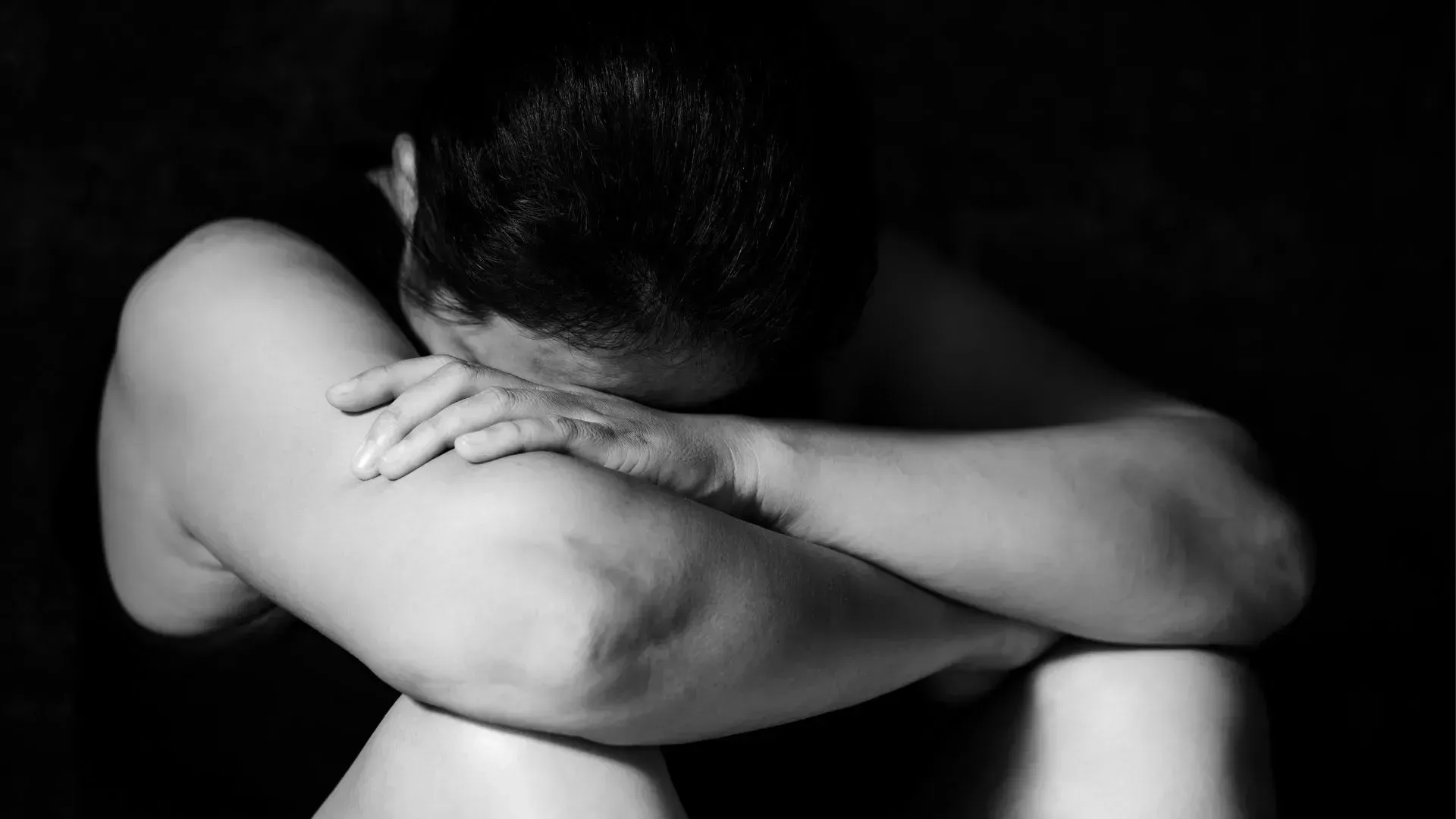 Mulher conversa com profissional de saúde sobre impactos da violência sexual no coração