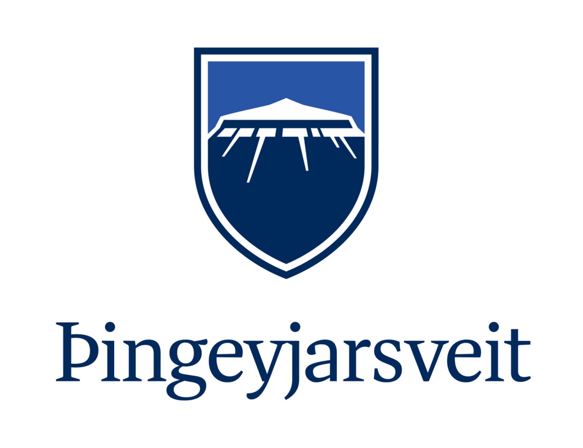 Merki Pingeyjarsveitar með bláum skildi og hvítum brúartákni fyrir ofan nafnið.