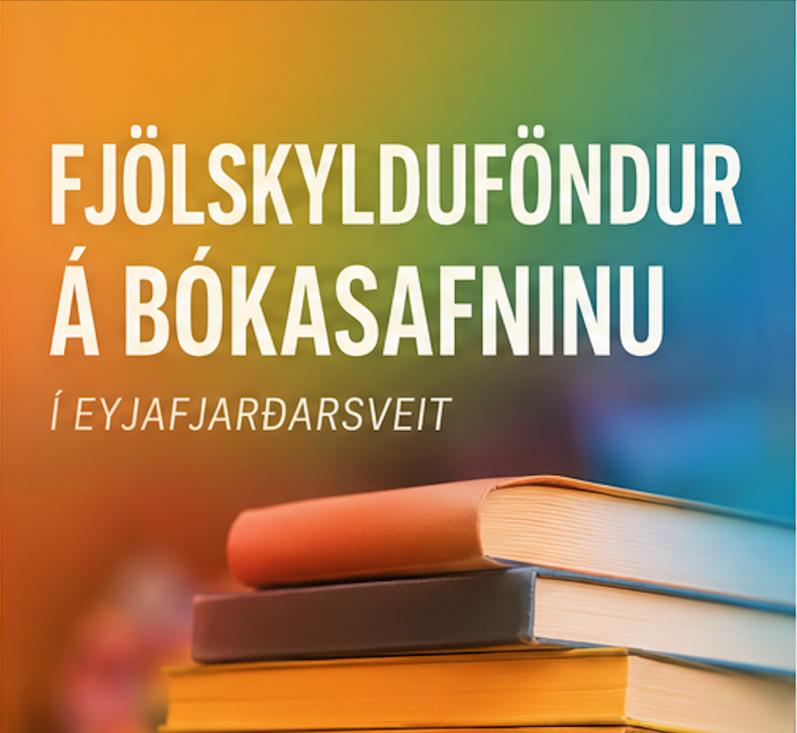 Fjölskyldufundur á bókasafninu í Eyjafjarðarsveit, texti á móti lituðum bókahaug.
