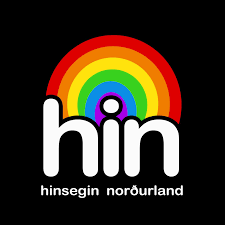 Regnbogamerki með hvítum „hin“ texta og orðunum „hinsegin norðurland“ á svörtum bakgrunni.