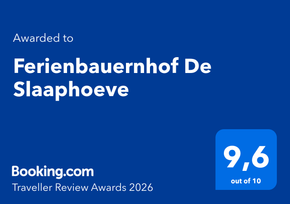 Booking.com-badge voor Ferienbauernhof De Slaaphove, 9,6 van de 10 op een blauwe achtergrond