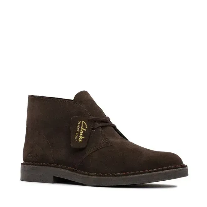 Un paio di stivali da deserto Clarks marroni su sfondo bianco