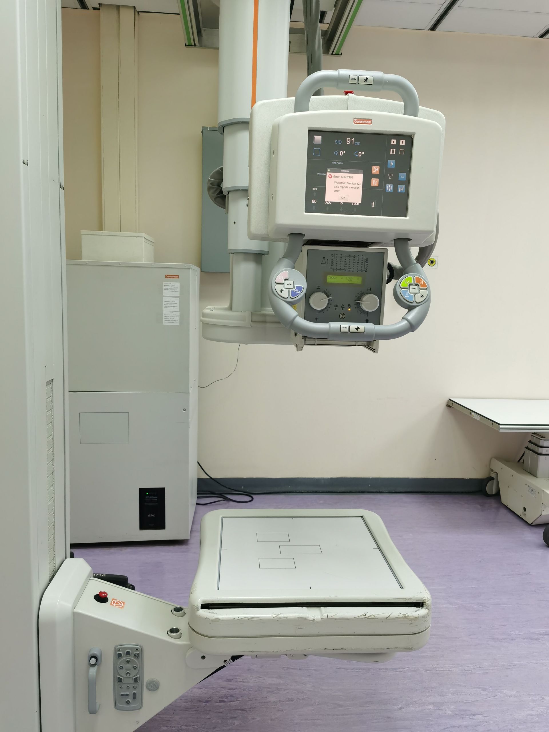 Quirófano con mesa de operaciones, equipo médico y luces de techo.