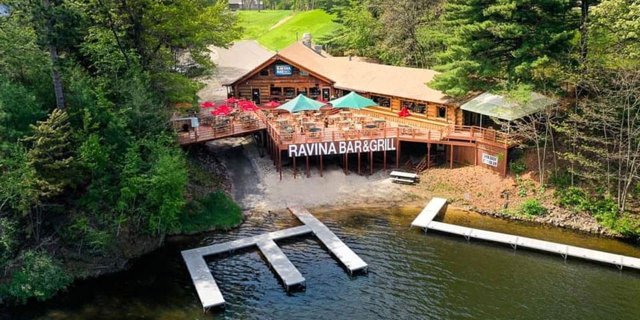 Ravina Bay Bar and Grill restaurant in Wisconsin Dells