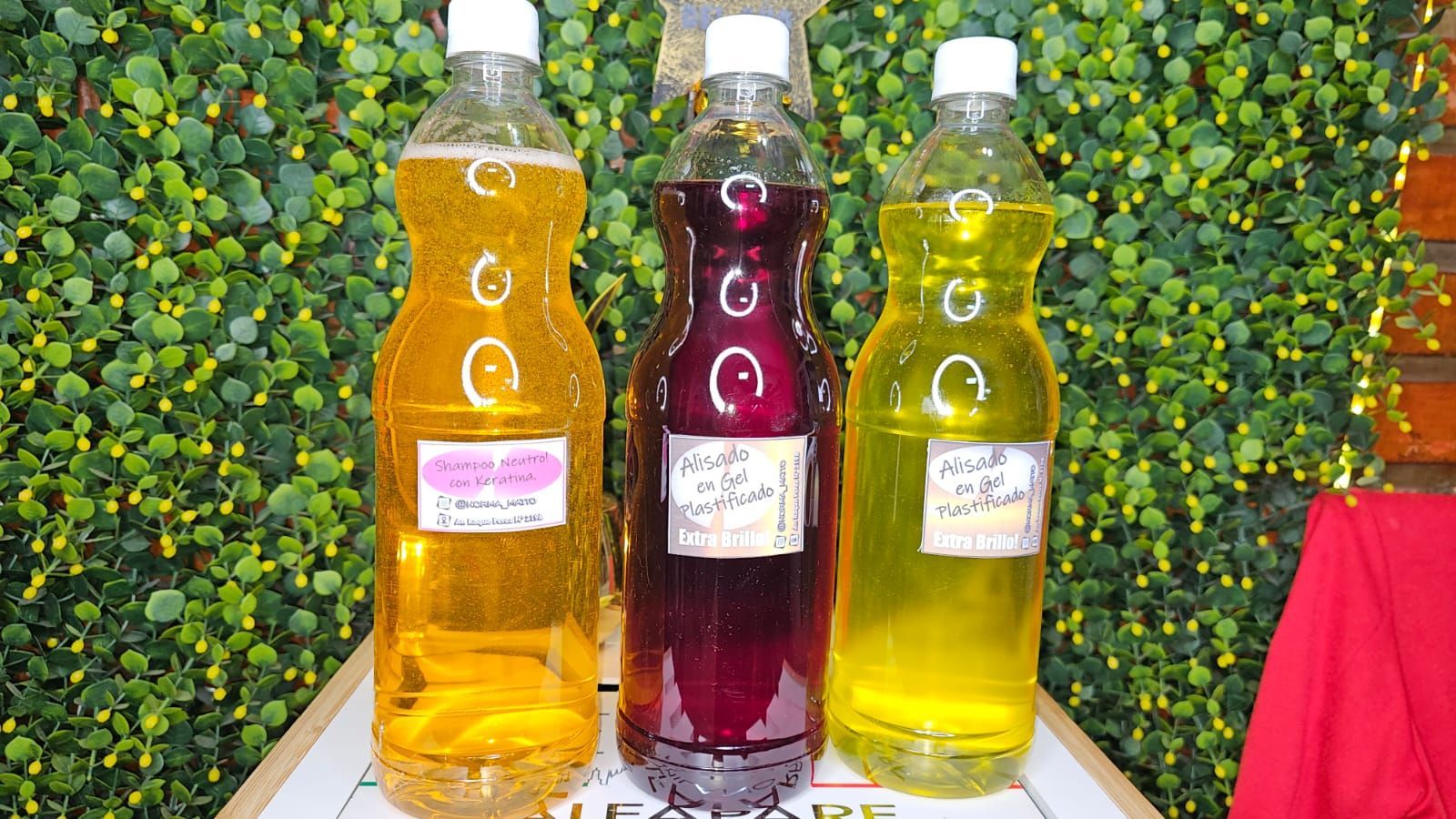 Tres botellas de plástico, llenas de líquido de color amarillo, morado y amarillo