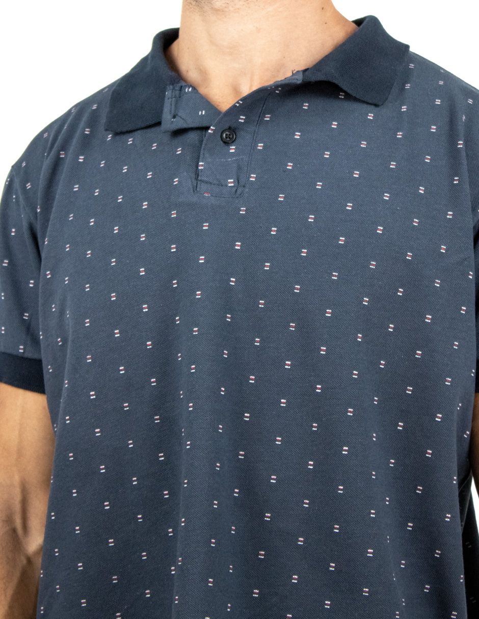 Camisa polo azul estampada con cuello y mangas cortas en el torso de una persona
