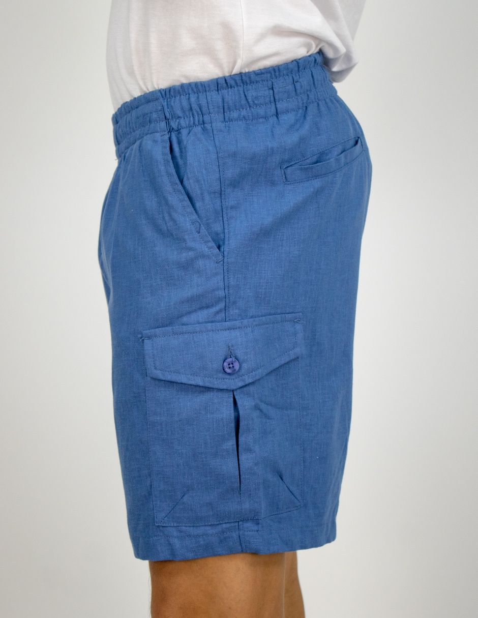 Vista lateral de pantalones cortos cargo azules sobre un fondo blanco.