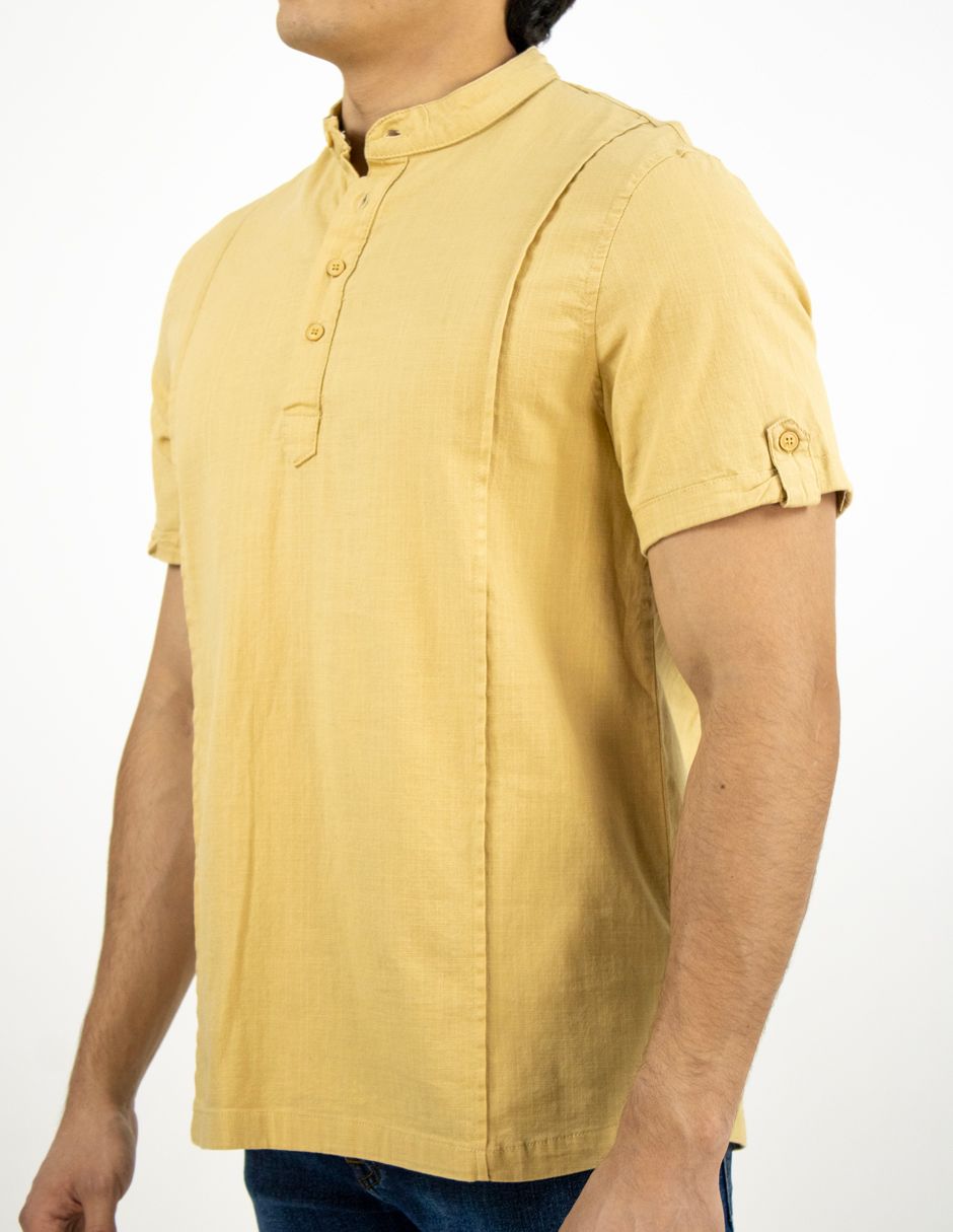 Camisa amarilla de manga corta con cuello y tapeta de botones, mostrada sobre un fondo blanco.