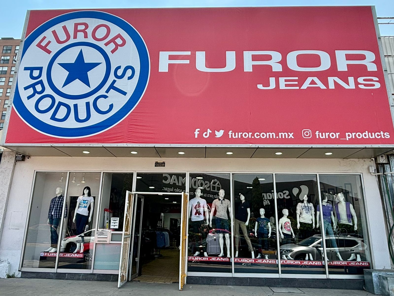 Una tienda de moda con maniquíes delante. Furor Jeans