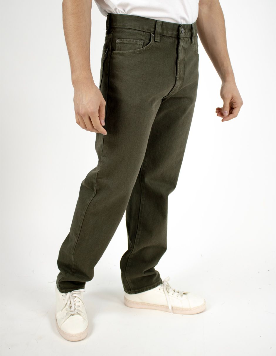 Persona con pantalones verde oliva y zapatillas blancas sobre un fondo blanco.