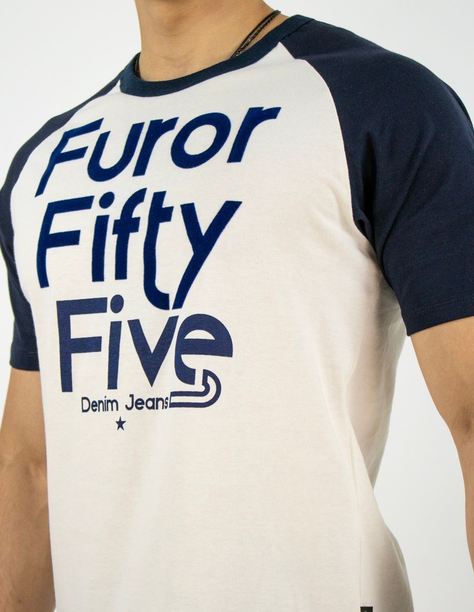 Camiseta raglán blanca y azul marino con el texto grande 