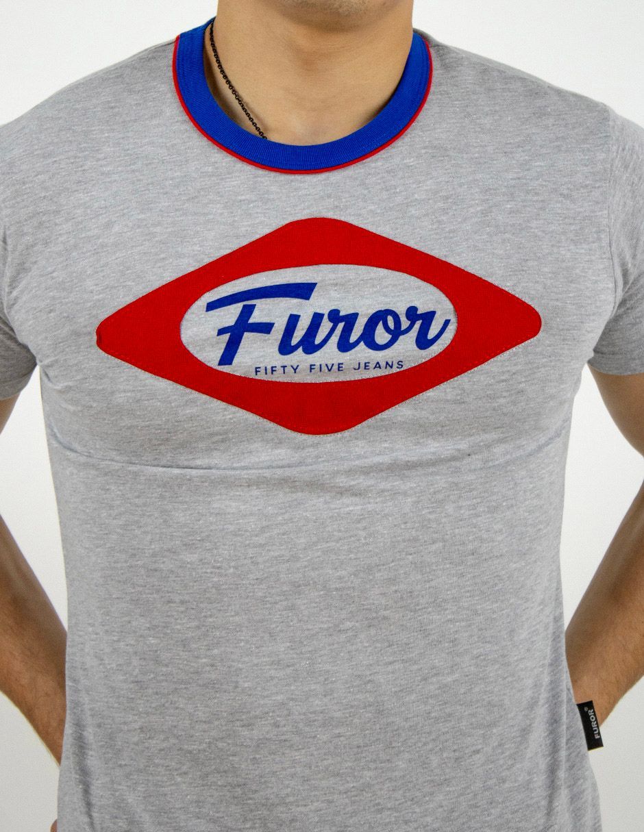 Camiseta gris con el logo “Furol” en rojo y azul en el pecho.