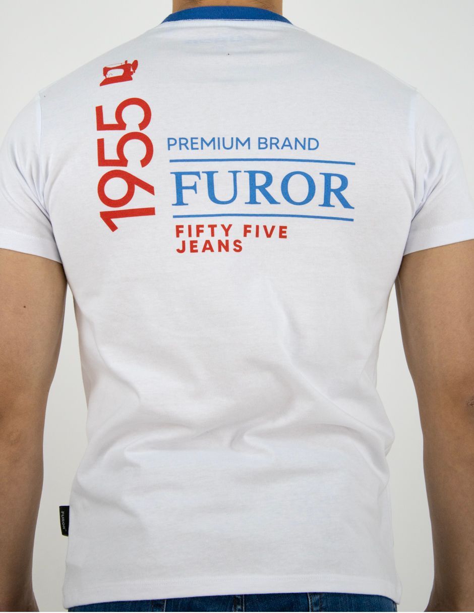 Parte trasera de una camiseta blanca con cuello azul y texto rojo “1955” y “FUROR” en la espalda.