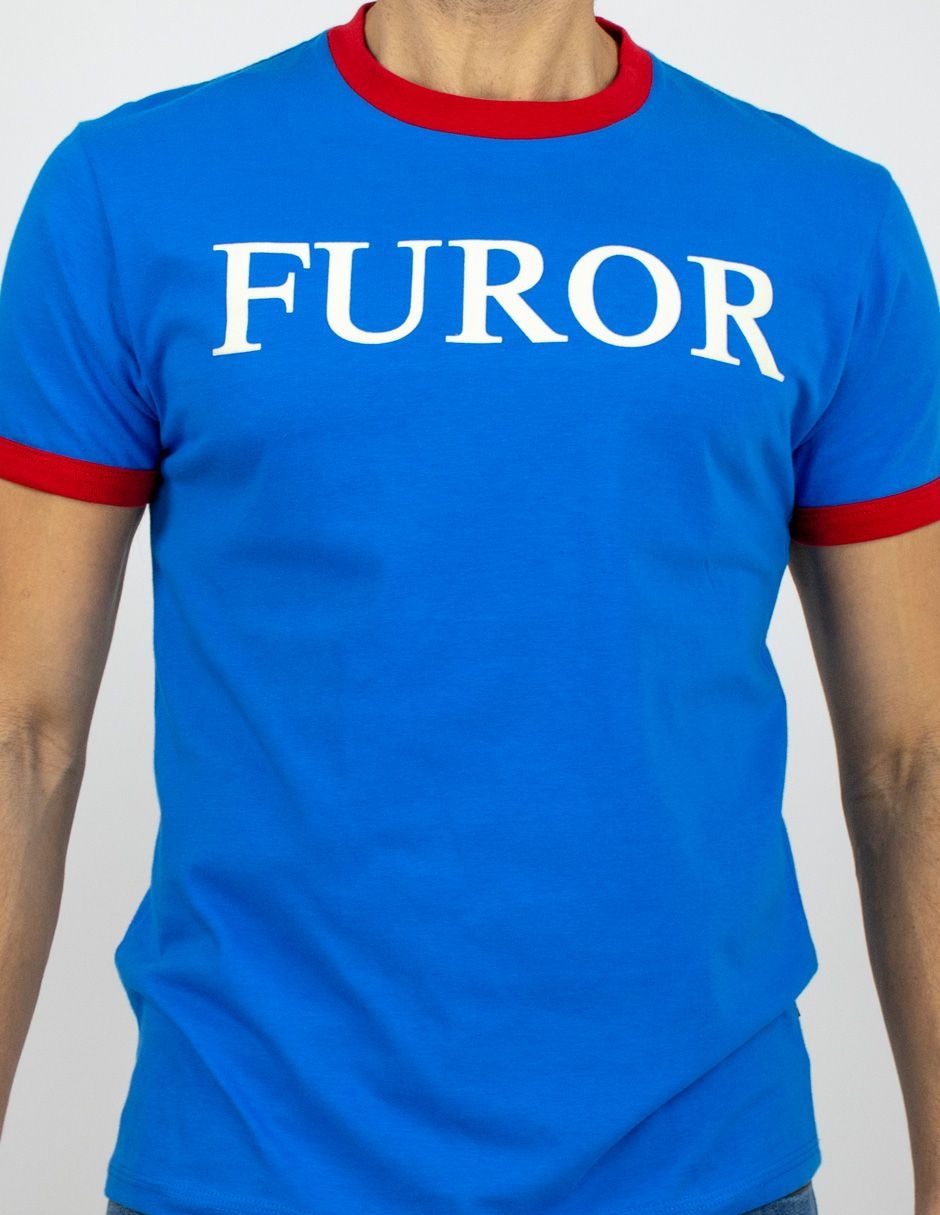 Camiseta azul con ribete rojo y la palabra