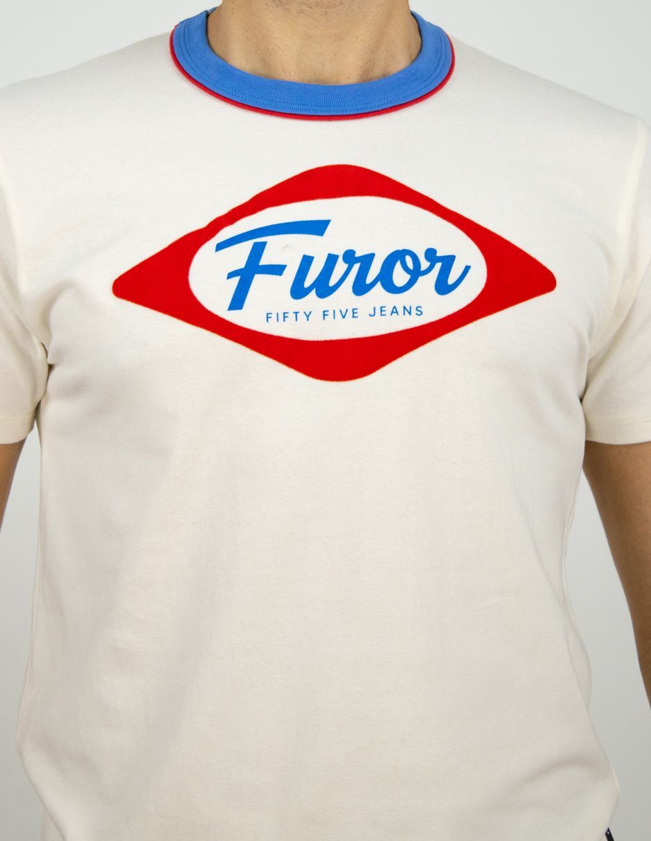 Camiseta blanca con el logo 