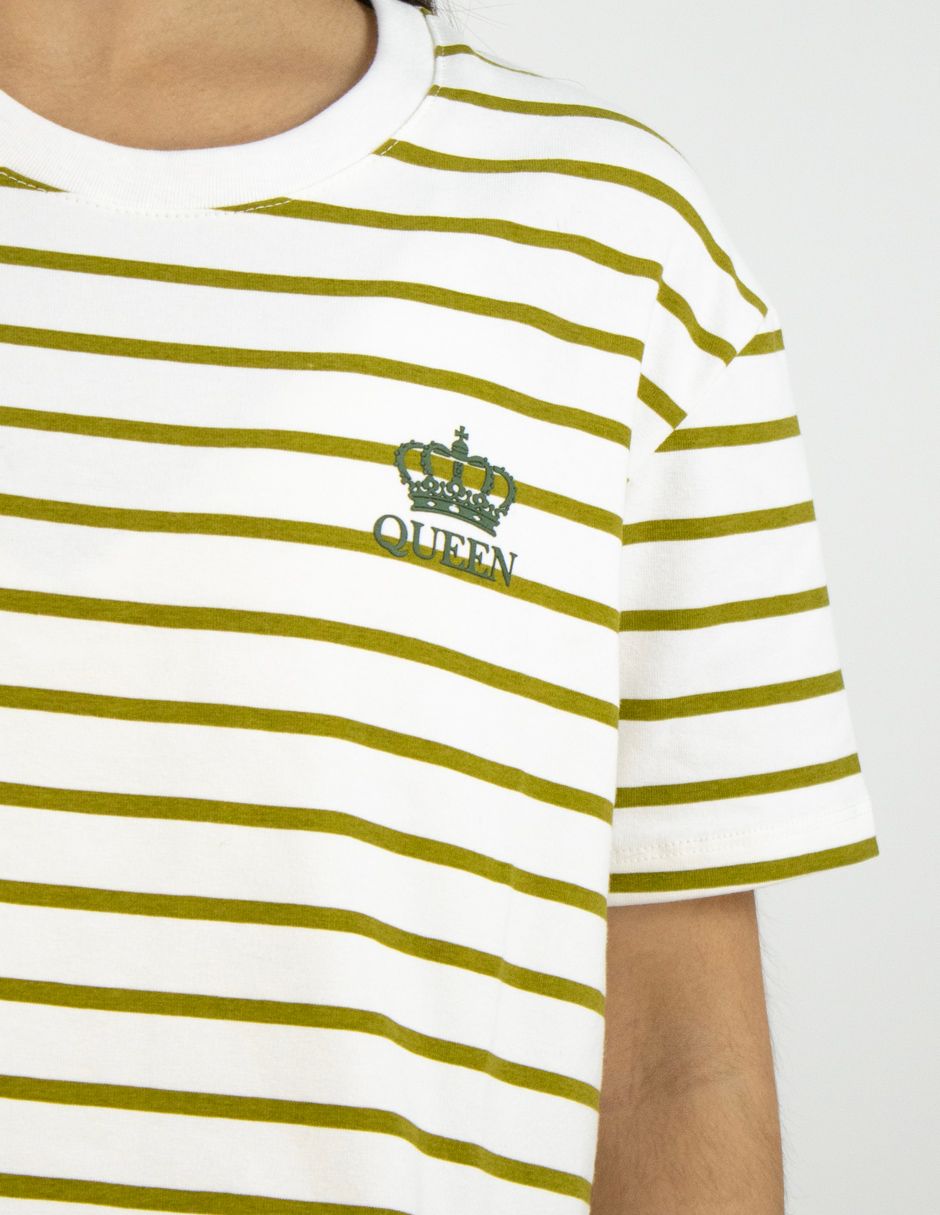 Camiseta blanca con rayas verde oliva y un pequeño logo en el pecho.