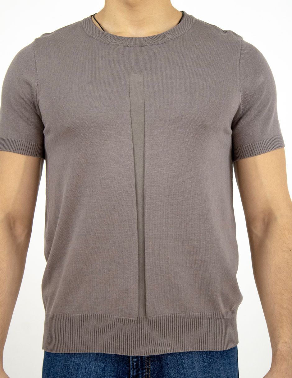 Camisa de punto gris de manga corta con cuello y bajo acanalados, mostrada sobre un fondo blanco.