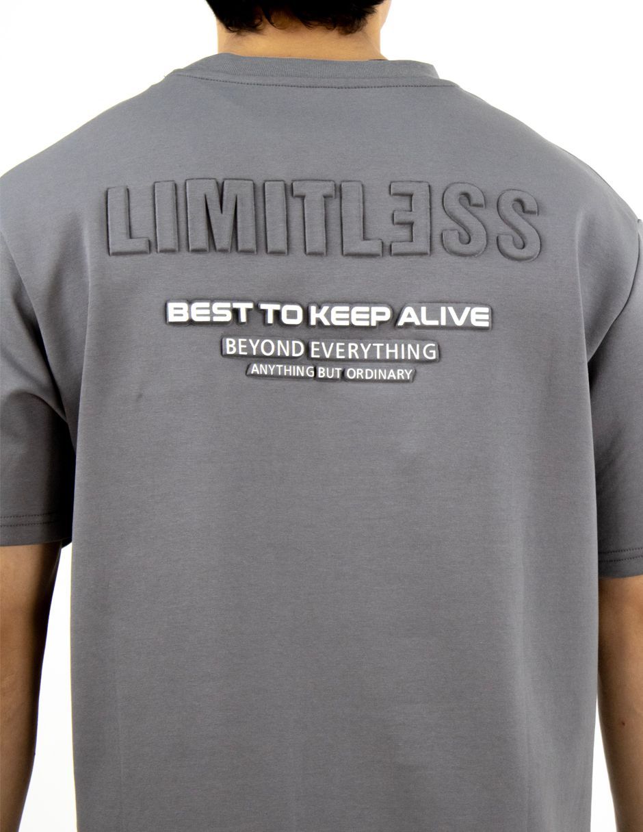 Camiseta gris en la espalda con la inscripción en relieve 