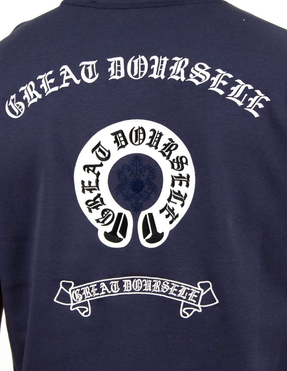 Camisa azul marino con el logotipo blanco 