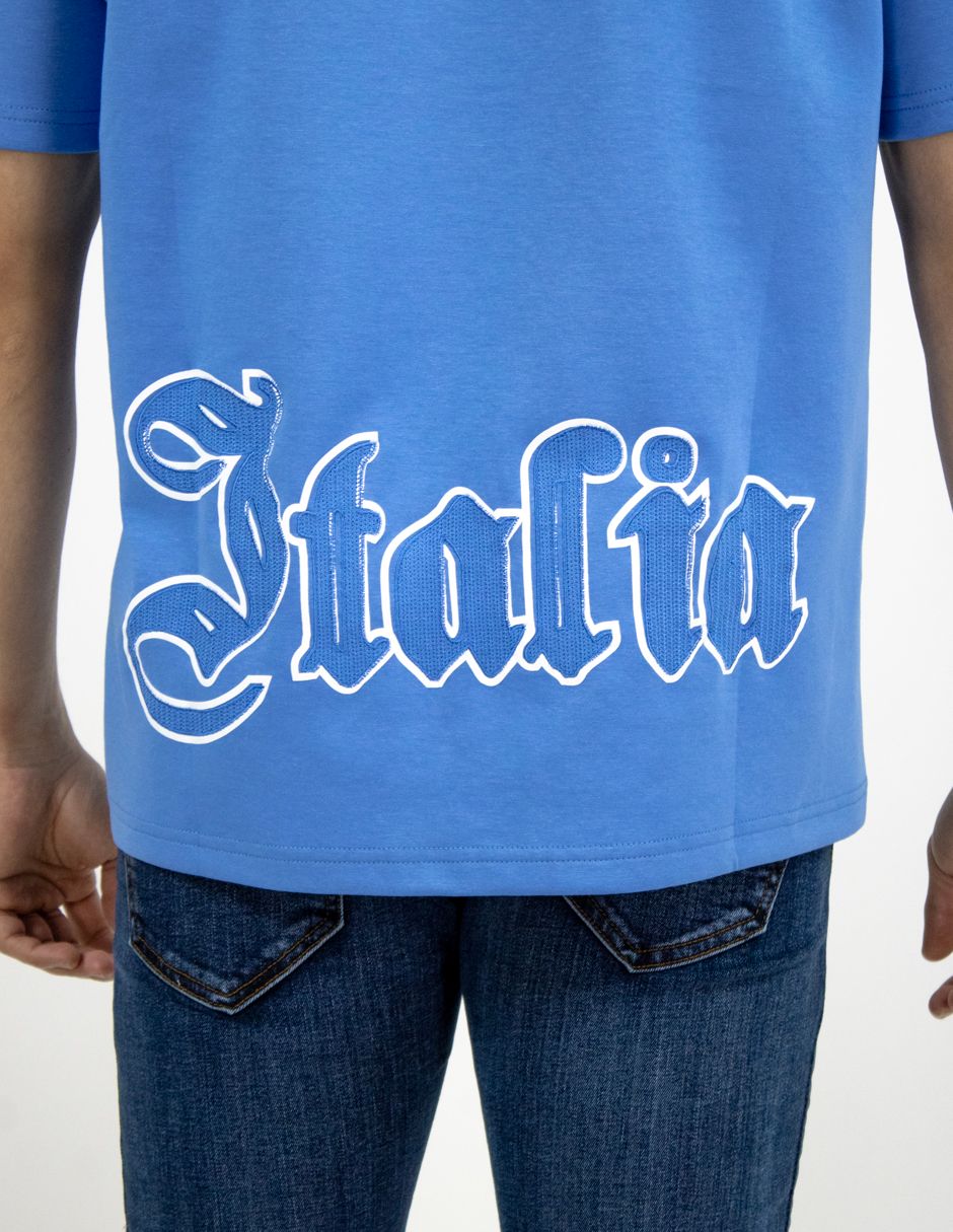 Camiseta azul con la palabra 