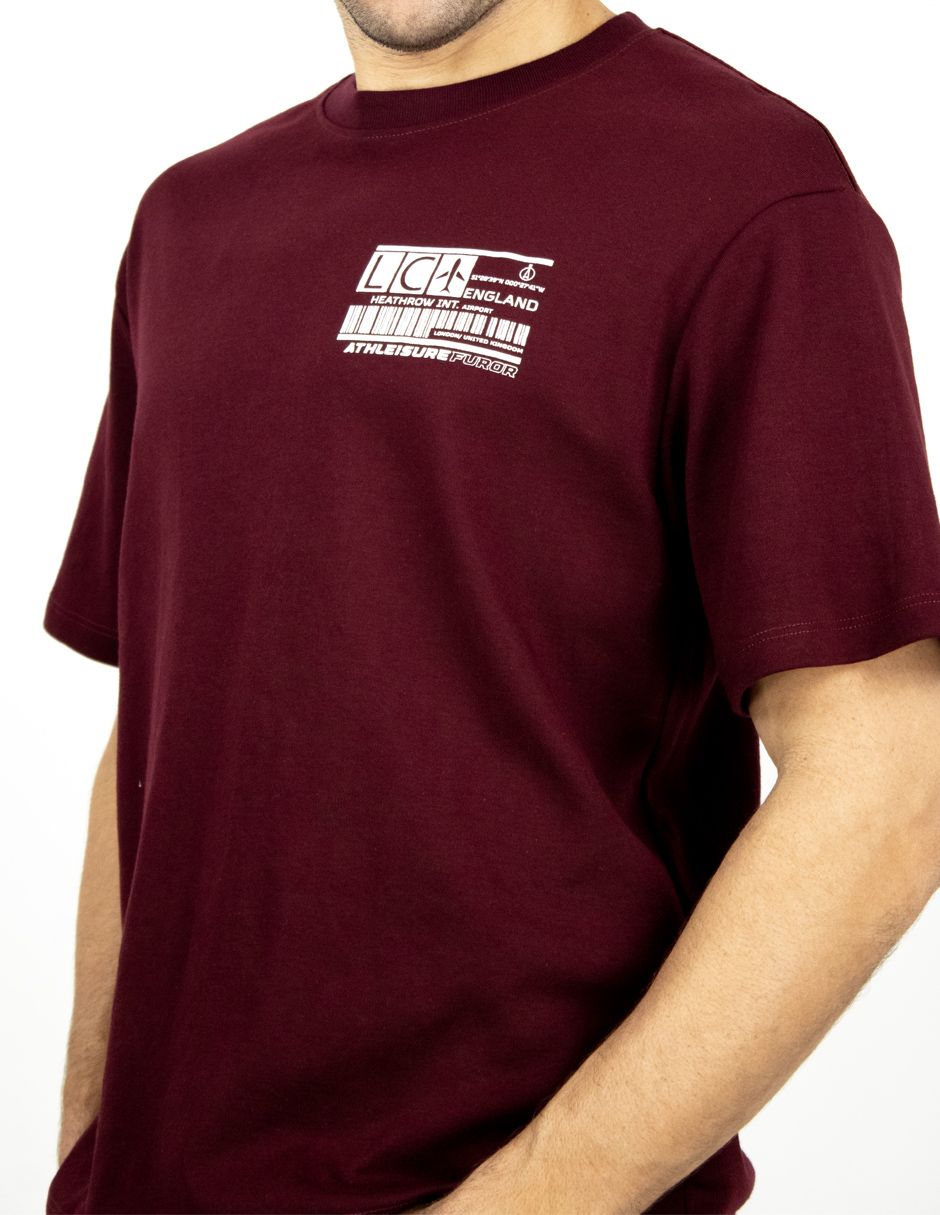 Camiseta granate con un gráfico blanco en el pecho sobre una persona sobre un fondo blanco.