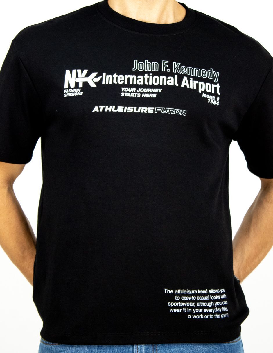 Persona que lleva una camiseta negra con texto blanco en el pecho.